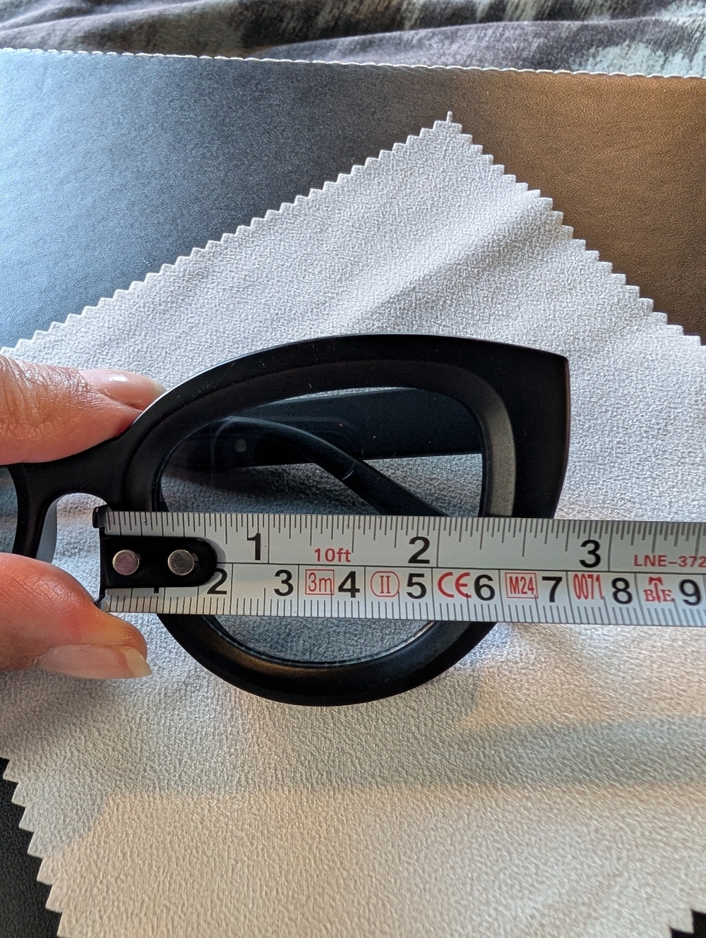 Black Cat-Eye Sunglasses - Picture 5 of 6
